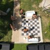 Persone giocano su una scacchiera gigante.